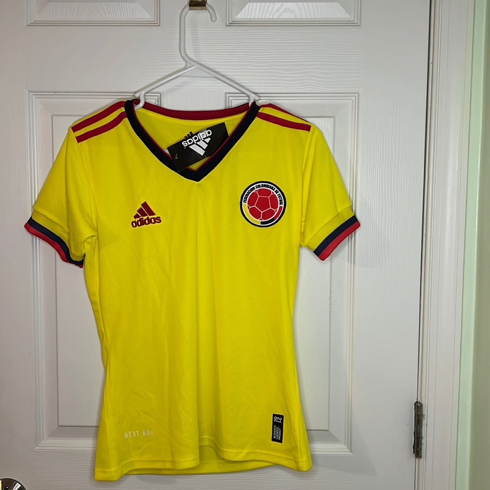 Jersey from colombia the brand is Medium and large and it’s slim color 🇨🇴